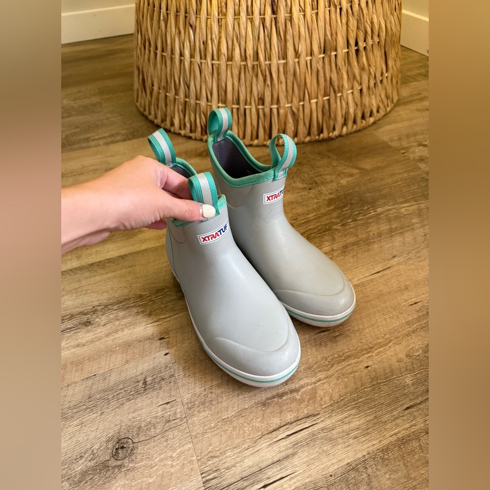XTRATUF Women's Ankle Deck Boots in light gray with seafoam accents size 7
